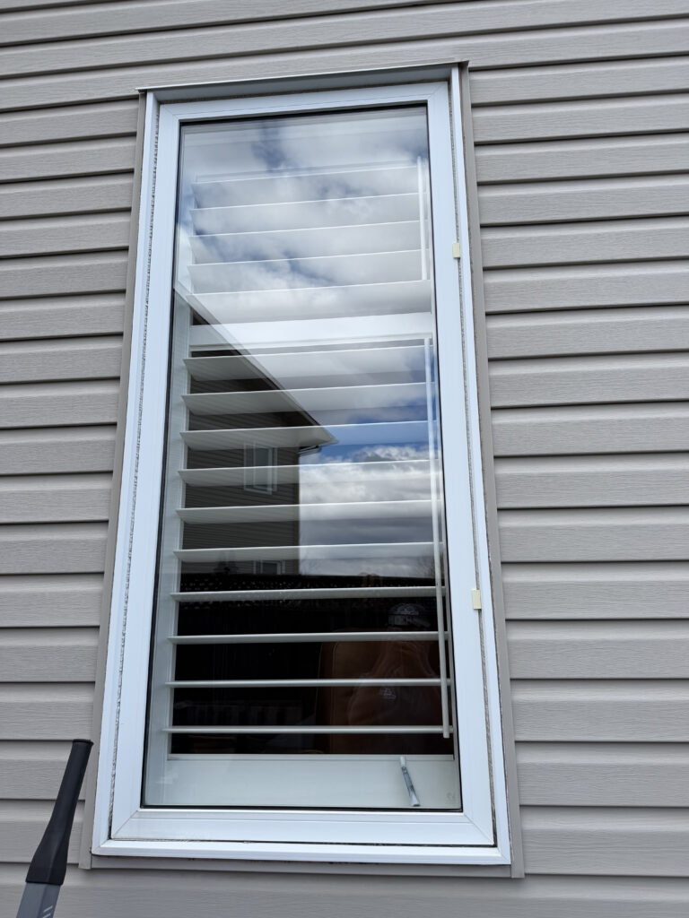 Professional screen cleaning service in Ottawa